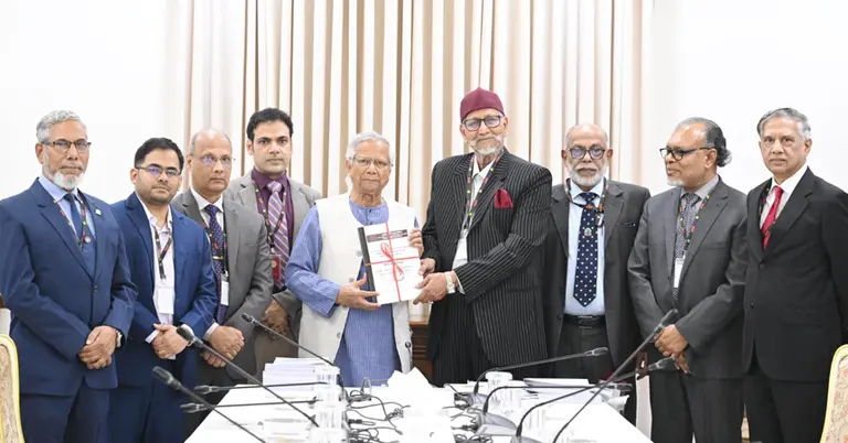 প্রধান উপদেষ্টার হাতে তদন্ত কমিশনের প্রতিবেদন দাখিল